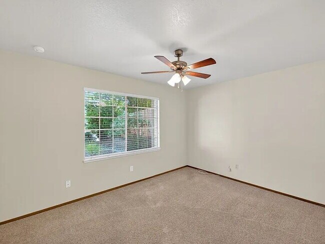 Building Photo - 3 bedroom 2 bath in Dry Creek School District.