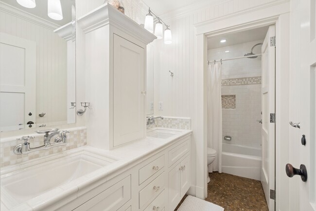 Building Photo - 2035 Miramar Dr