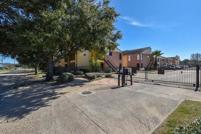 Building Photo - 16111 Aspenglen Dr