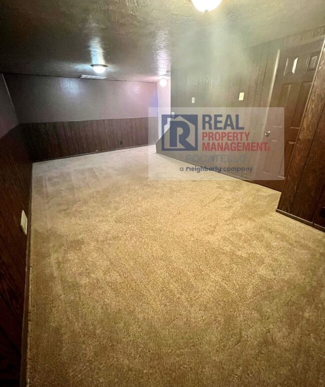 Building Photo - 3 bed 1.5 Bath Duplex - 1 Car Garage