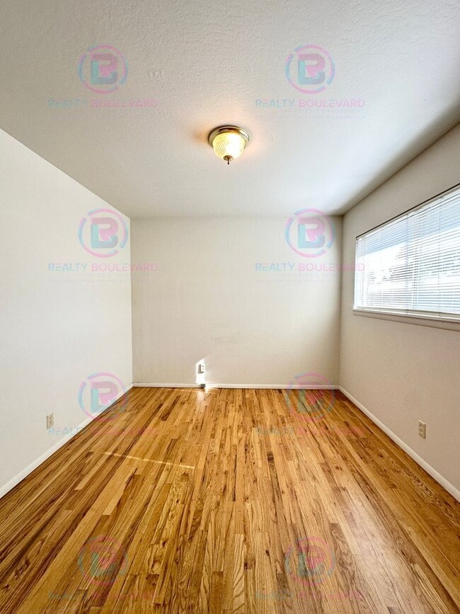Building Photo - Delightful One-Bedroom + Office Near Idlew...