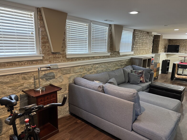 Building Photo - 10015 S Longwood Dr