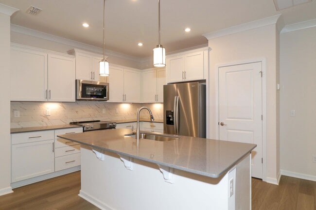 Building Photo - 2 Bedroom / 2.5 Bathroom Townhouse in Concord