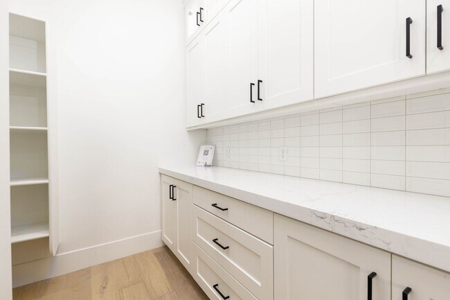 Building Photo - Beautiful 5 Bed 3.5 bath near Sunrise Valley Park In Washington.