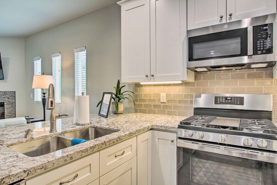 Building Photo - 6145 E Cave Creek Rd