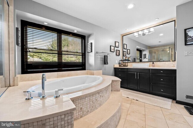 Building Photo - 6 Hounds Hollow Ct