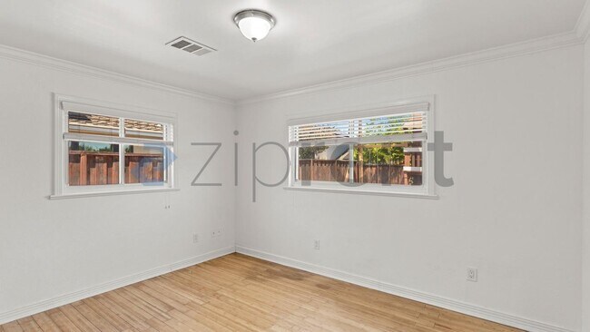 Building Photo - Unit