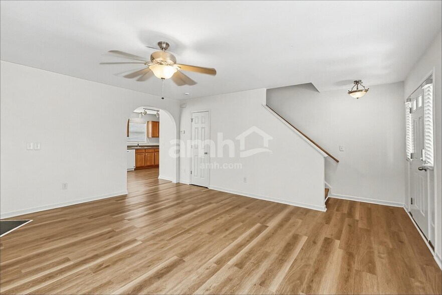 Building Photo - 611 Blue Lake Dr