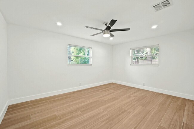 Building Photo - 711 SW 25th Pl