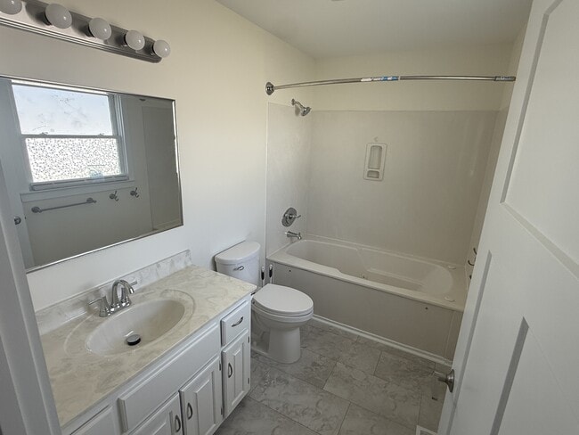 Building Photo - 801 Sunview Dr NW
