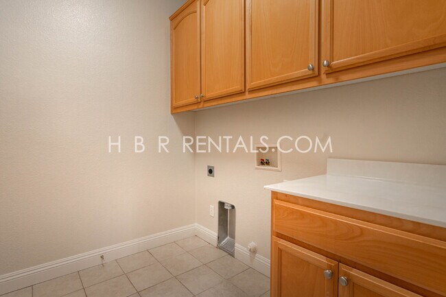 Building Photo - MANTECA RENTAL 4 BEDROOM OUTDOOR PIZZA OVEN in beautiful rear yard