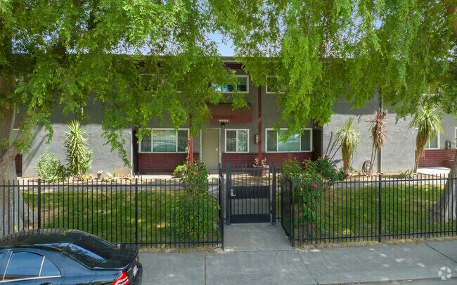 Building Photo - Townhouse Pacifica Apartments