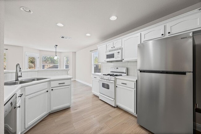 Building Photo - 336 Celery Loop