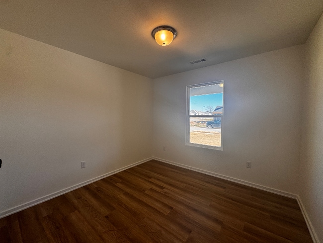 Building Photo - 935 N Labrador Ave