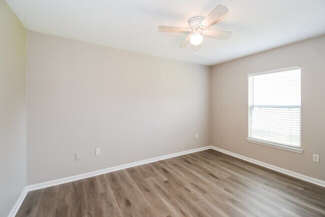 Building Photo - 10332 Marsh Hawk Dr