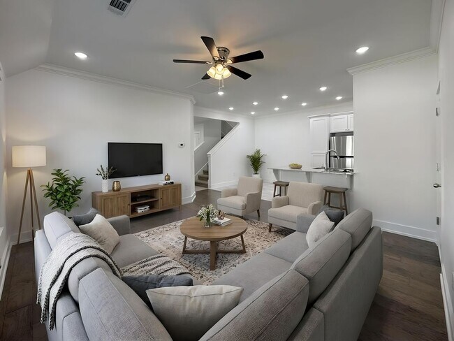 Building Photo - 2002 E Brookview Dr