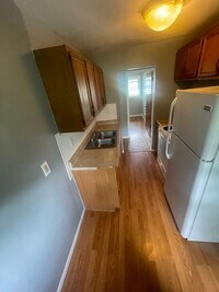 Building Photo - 3 Bed 1 Bath Singe Family Home Ready for Move in!!
