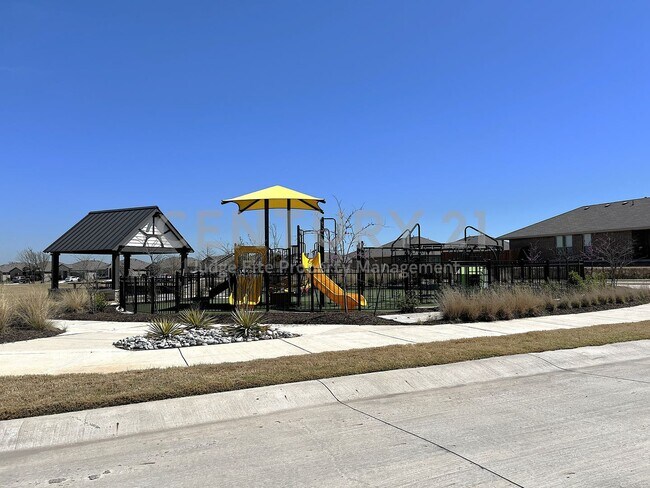 Building Photo - Crisp and Clean 4/2/2 in Boyd For Rent!