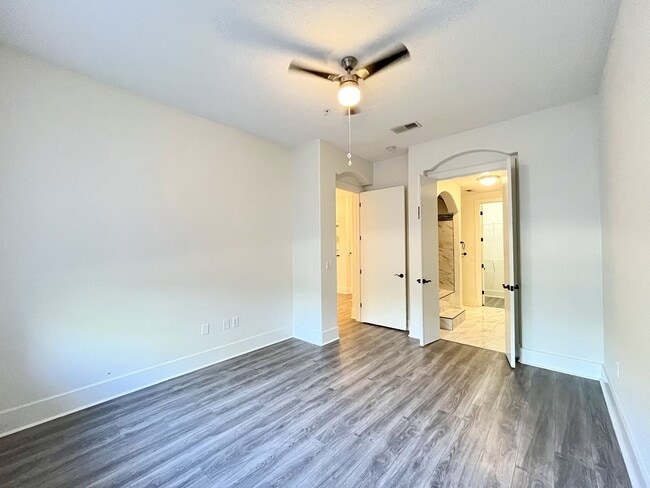 Building Photo - BEAUTIFUL CONDO WITH AMENITIES NEAR VANDERBILT!