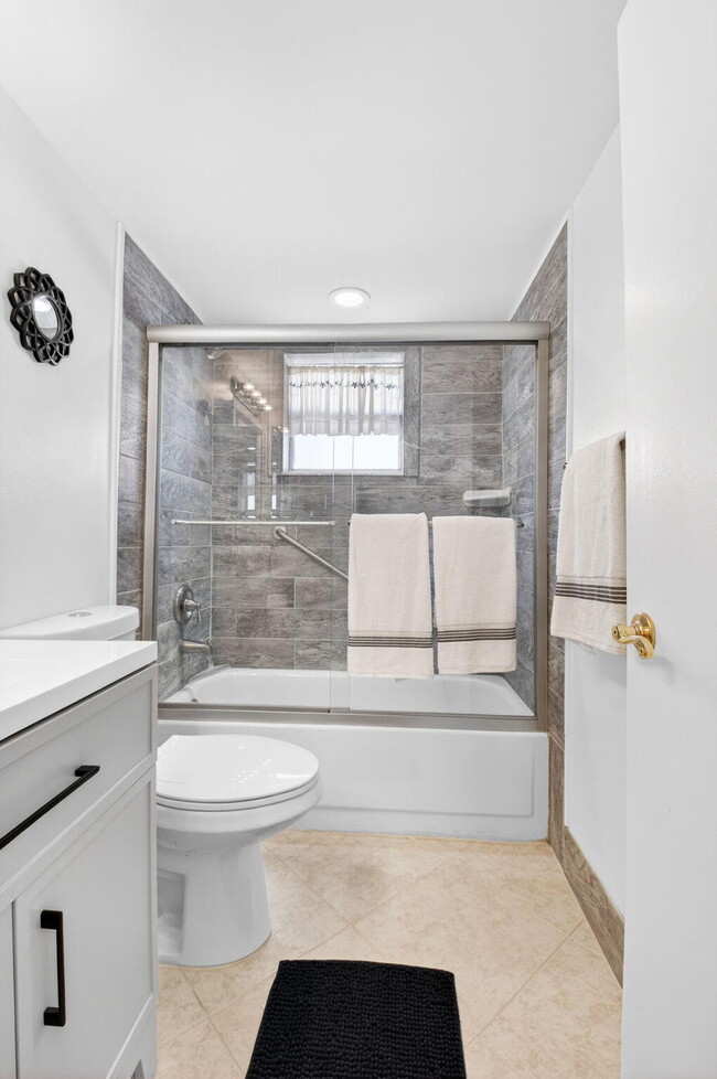 Building Photo - 173 Flanders C