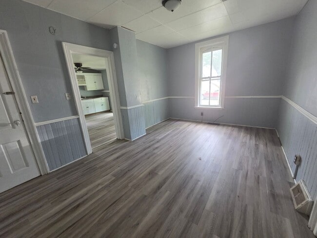 Building Photo - 2 bedroom townhouse style apartment on west side.