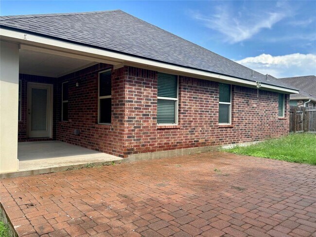 Building Photo - 909 Coulee Dr
