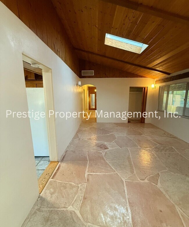 Building Photo - 3BD 2BA Waiting for You to Call Home!!