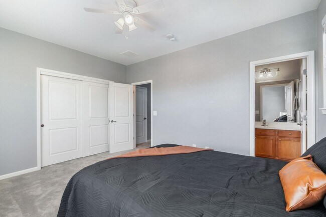 Building Photo - Furnished & Fully Equipped Low Maintenance Town Home (Somersett - Utilities Included)