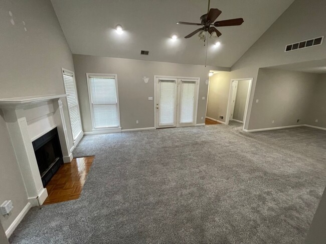 Building Photo - Exclusive Shelbyville Condo For Rent