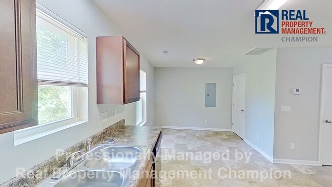 Building Photo - 3 BD/1.5 BA Home with Fresh Paint and New Carpet!