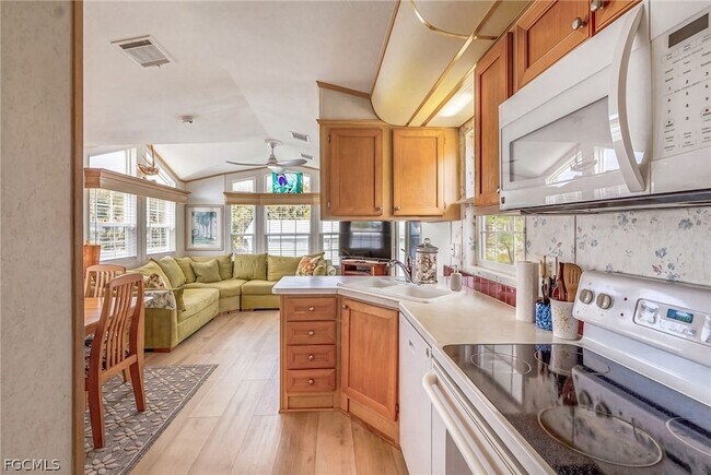 Building Photo - 7270 Pinehurst Rd