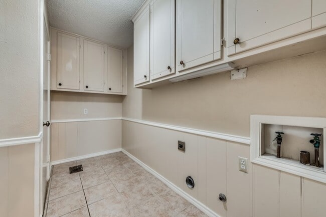 Building Photo - 2240 Babalos Ln