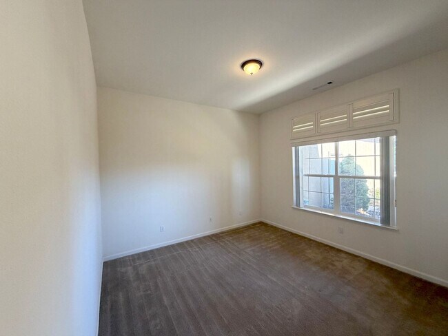 Building Photo - Spanish Springs 5bed/3bath - Move in Speci...