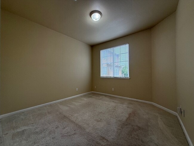 Building Photo - Nice and bright 2BR / 2BA Condo Near Durant Square Mall