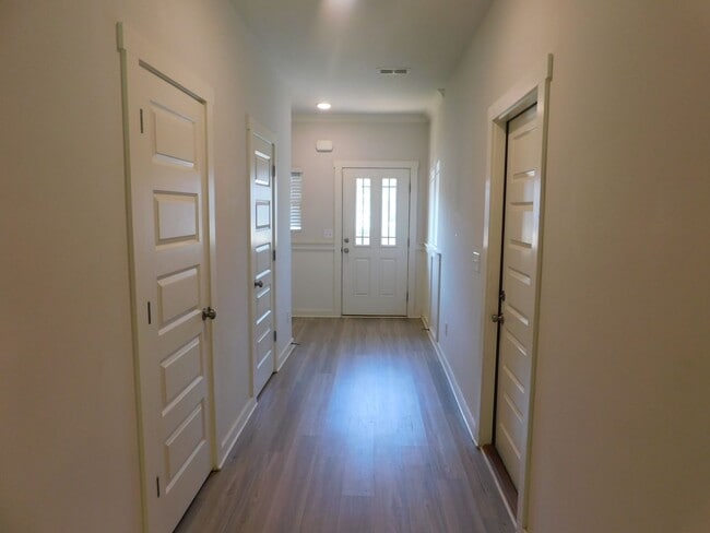 Building Photo - 672 The Heights Ln