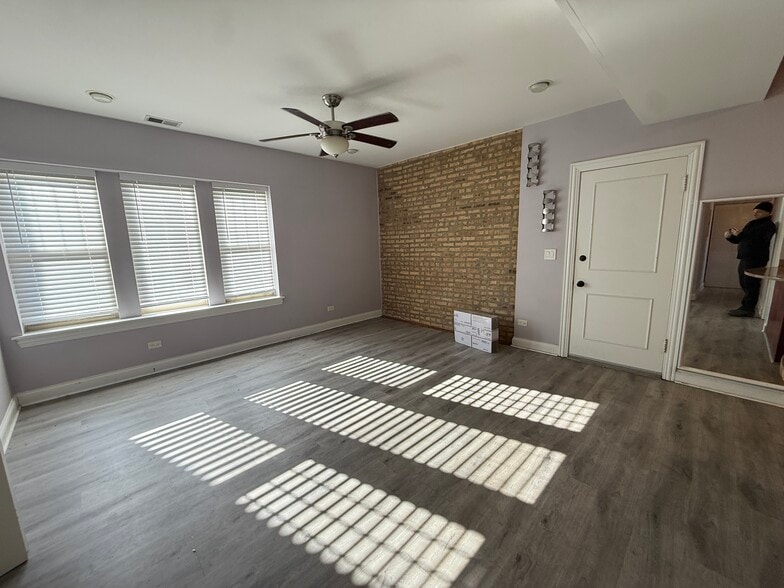 Building Photo - 2452 W Ardmore Ave