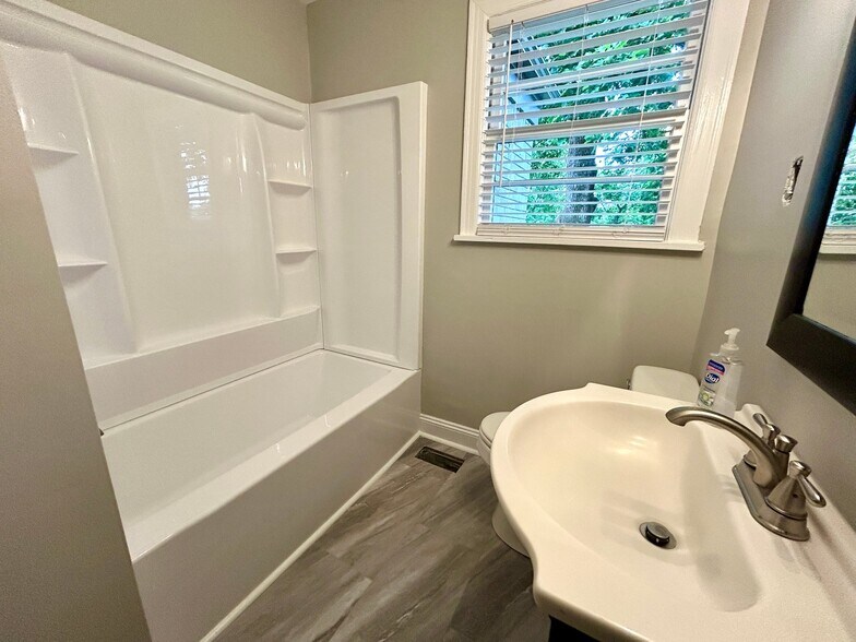 Building Photo - 247 Graeme Dr