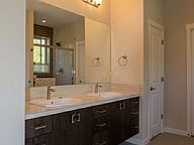 Building Photo - Charming Newer Camas Home in Gated Community