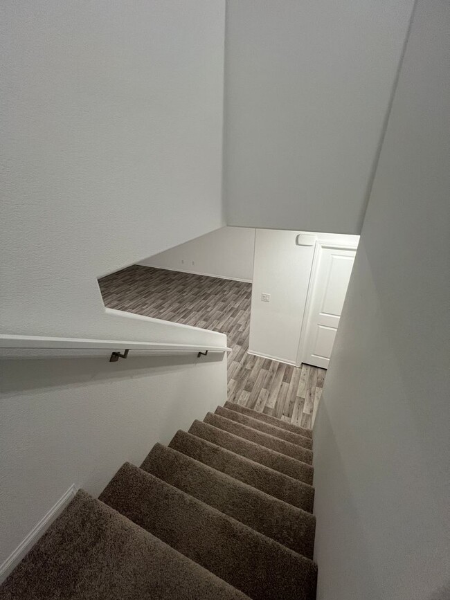 Building Photo - Move in today! 3 bed 2.5 bath 2 story beauty!