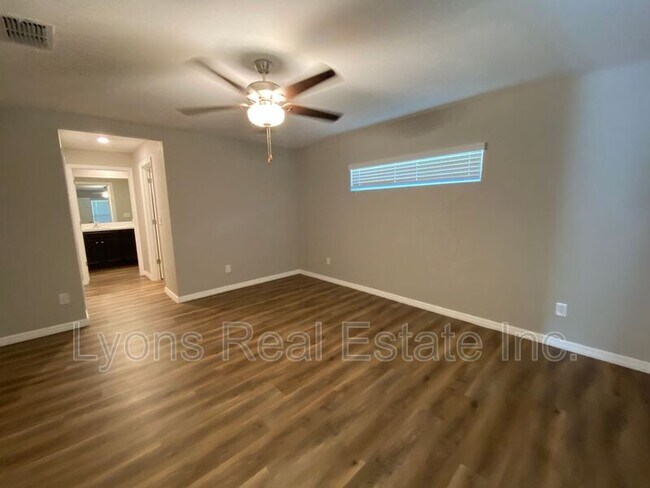 Building Photo - 2343 Briarwood St