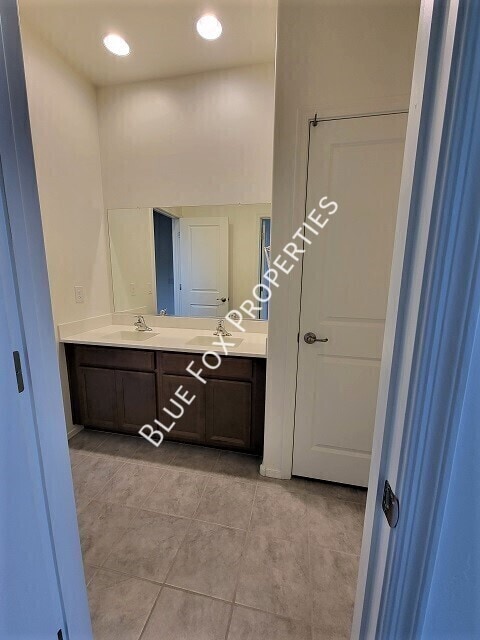 Building Photo - 5525 W Lazy Farm Dr