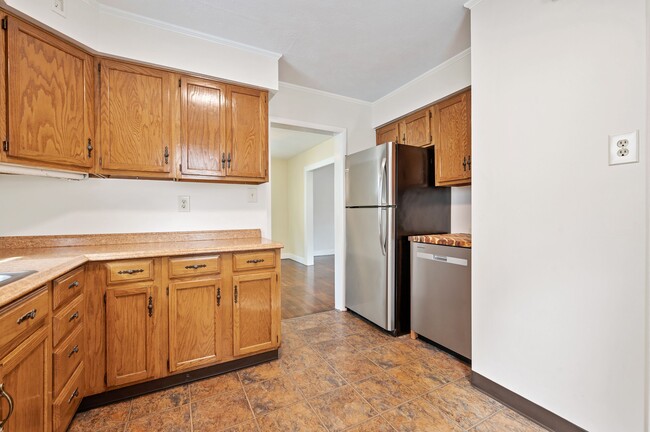 Building Photo - 611 Lincoln Pl