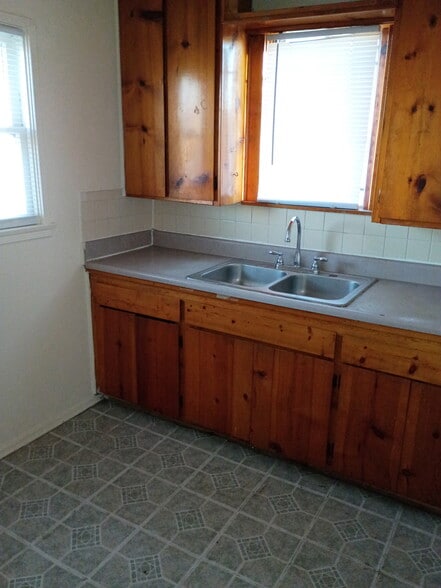 Building Photo - 1040 W 107th St