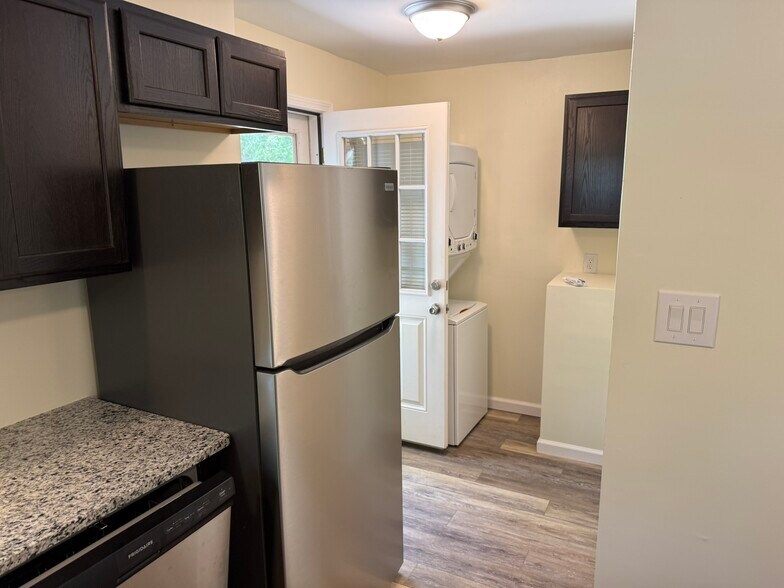 Kitchen - 922 Kramer Ave