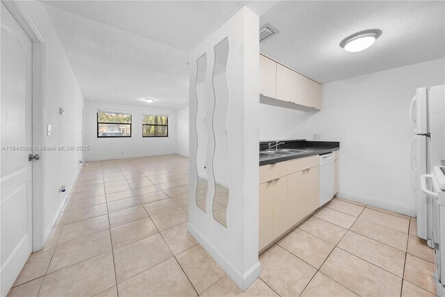 Building Photo - 8120 Geneva Ct