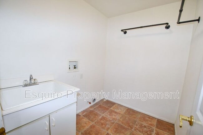 Building Photo - 512 Bolsa Way