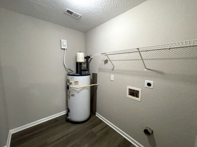 Building Photo - 228 Whitestone Dr NE
