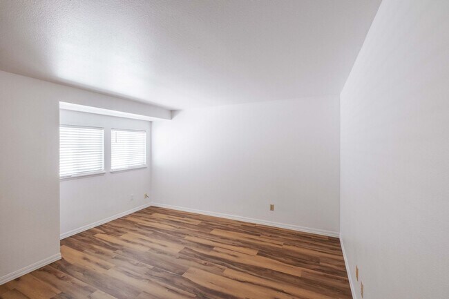 Building Photo - Beautiful 4 Bed, 2 Bath Townhouse with Lots of Closet Space and Laundry In Unit!