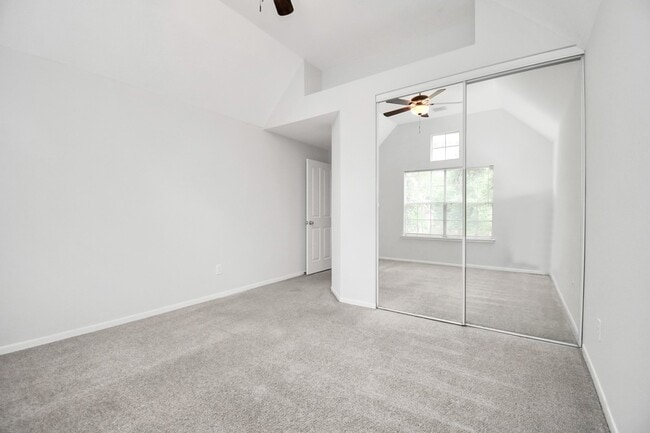 Building Photo - 60 Lakeridge Ct