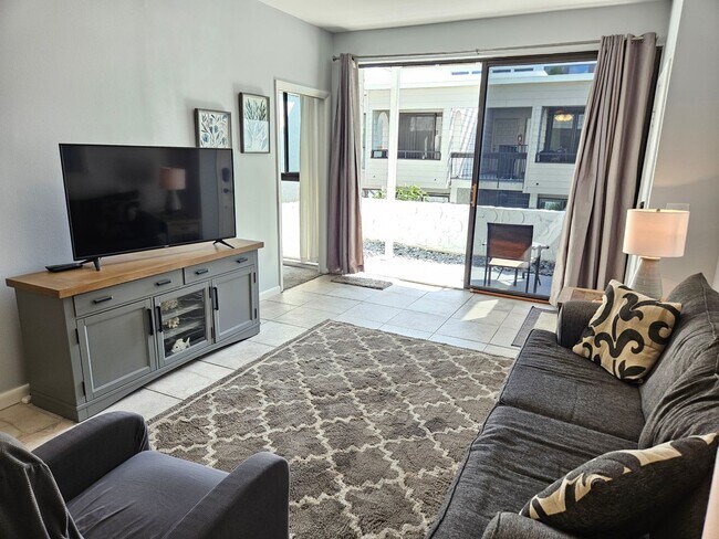 Building Photo - Seasonal Short-term 2 Bedroom 2 Bathroom Condo located on Venice Island with beach access!